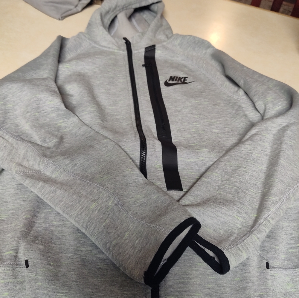 Nike youth XL zip up hoodie gray and black it has light neon going through gray
